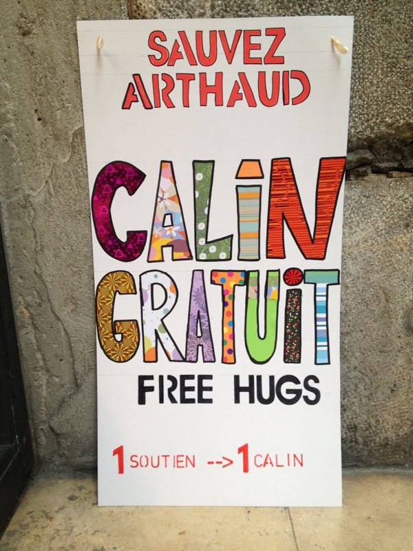 Pancarte Free Hugs, devant la librairie Arthaud à Grenoble. © Sauvez Arthaud