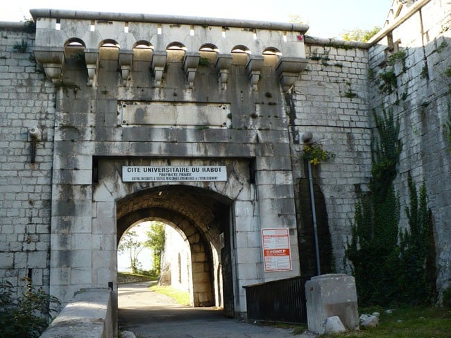 La résidence universitaire le Rabot qui accueille les étudiants au pied de la Bastille à Grenoble