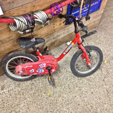 L'association Un p’tit vélo dans la tête qui recycle les vieux cycles et bicyclettes à Grenoble propose aussi des vélos pour enfant.