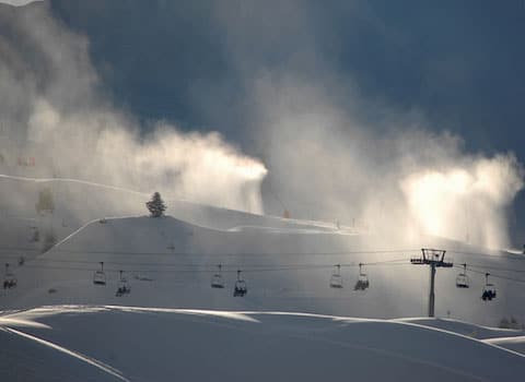 Enneigeurs canons à neige. pistes de ski stations. La fréquentation a continué sa chute cet hiver : - 4 %.