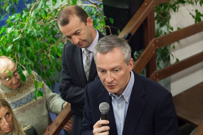 Matthieu Chamussy et Bruno Lemaire au micro en visite de soutien au local de campagne de la liste UMP UDI Croire en Grenoble pour les municipales