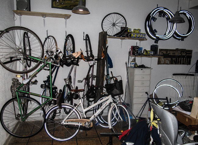 Stockage de cycles au café-vélo de Grenoble réparation de bicyclettes et café à la fois