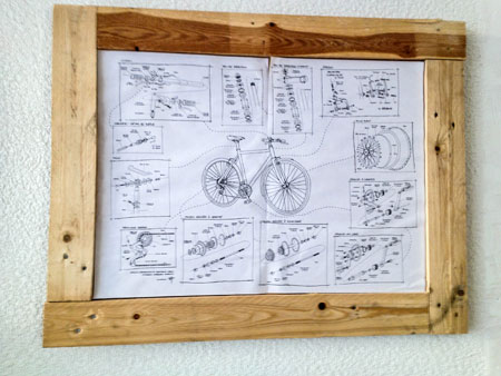 Cadre avec une notice explicative de montage de bicyclette au café-vélo de Grenoble