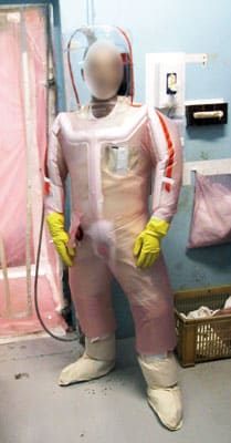 Un ouvrier du nucléaire en tenue de protection contre les radiations irradié