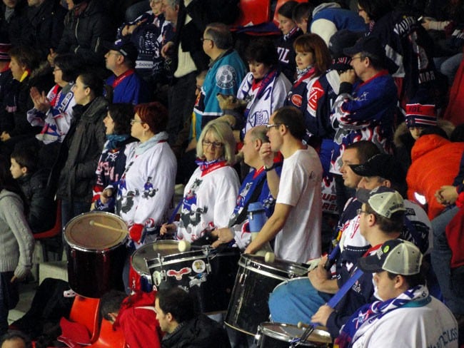Supporters lors du match de hockey à la patinoire Pôle Sud entre les Brûleurs de loup de Grenoble et les Dragons de Rouen
