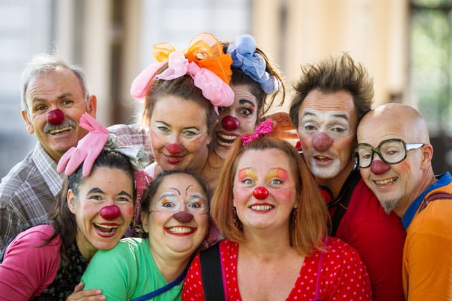 Clowns bénévoles de l’association Soleil rouge intervenant au CHU de Grenoble avec un nez rouge photo de Edgar Barraclough