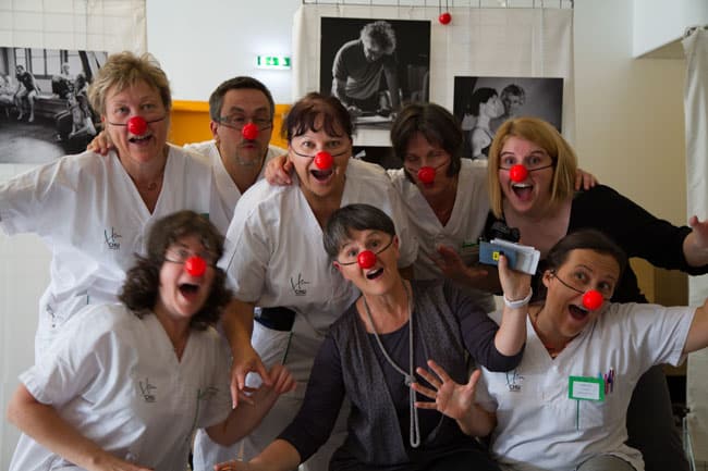 Personnel soignant du CHU de Grenoble avec les nez rouges de l'association Soleil rouge Photo de Edgar Barraclough