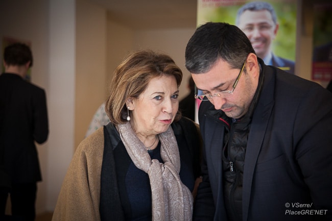 L'eurodéputee Corinne Lepage (presidente de Cap 21) etait ce matin aux cotes du candidat de la liste Aimer Grenoble pour vous Jérôme Safar quand celui ci a signe la déclaration d'engagement des colistiers pour la prévention des conflits d’intérêts, l’éthique et la transparence, ainsi que la charte Transparency International France