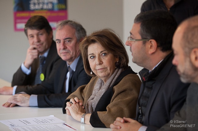 L'eurodéputee Corinne Lepage (presidente de Cap 21) etait ce matin aux cotes du candidat de la liste Aimer Grenoble pour vous Jérôme Safar quand celui ci a signe la déclaration d'engagement des colistiers pour la prévention des conflits d’intérêts, l’éthique et la transparence, ainsi que la charte Transparency International France