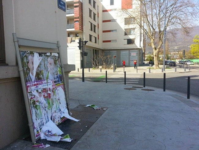 Affiches de propagande électorale pour les municipales déchirées rue Anatole France dans le quartier Mistral à Grenoble Crédit Sidonie Hadoux - placegrenet.fr