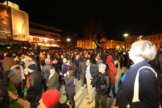 Public devant le Musée de Grenoble pour écouter Eric Piolle nouveau maire écologiste