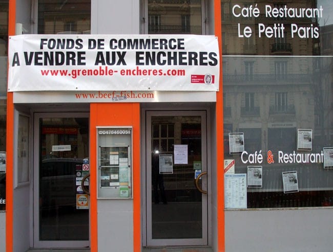 Commerce restaurant Le Petit Paris sur le cours Jean Jaurès à Grenoble pendant les travaux d'aménagement du tram avec à la clé des difficultés et des fermetures