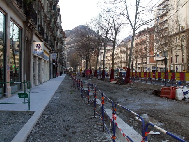 Les trottoirs sur le cours Jean Jaurès à Grenoble pendant les travaux d'aménagement du tram avec à la clé des difficultés et des fermetures pour les commerces