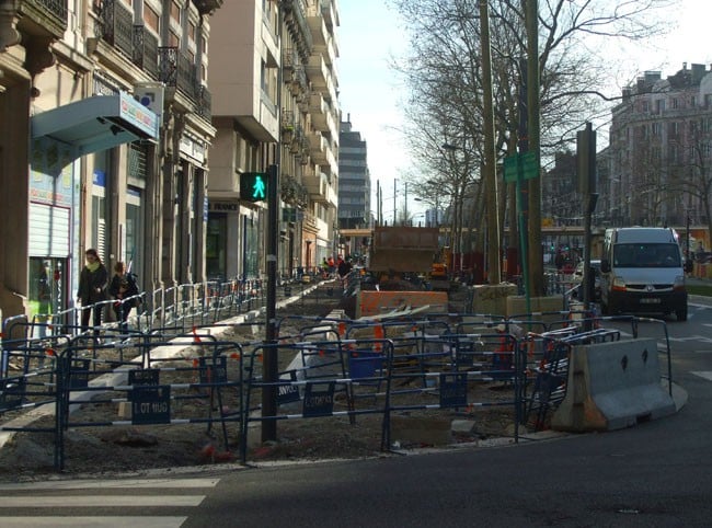 Trottoir en chantier pendant les travaux d'aménagement du tram avec à la clé des difficultés et des fermetures pour les commerces