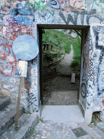 Jardin des Cairns Bastille Grenoble porte du jardin avec des tags