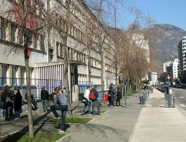 Façade avec un cœur rouge du Lycée Mounier à Grenoble avec des élèves