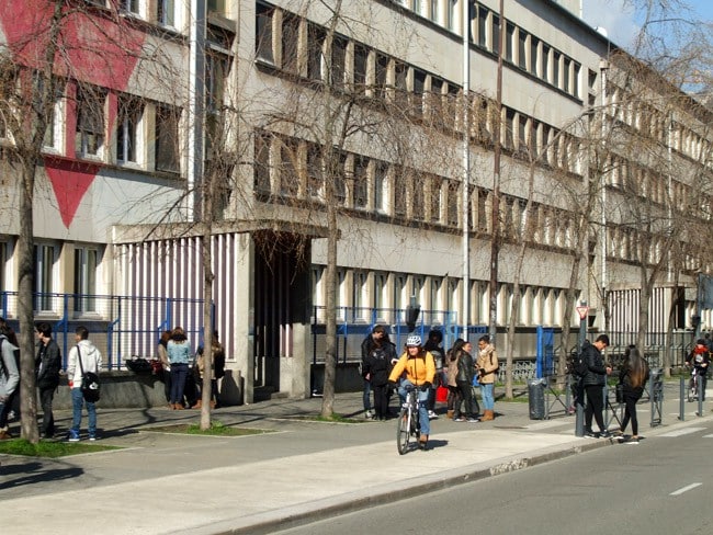 Façade avec un cœur rouge du Lycée Mounier à Grenoble avec des élèves