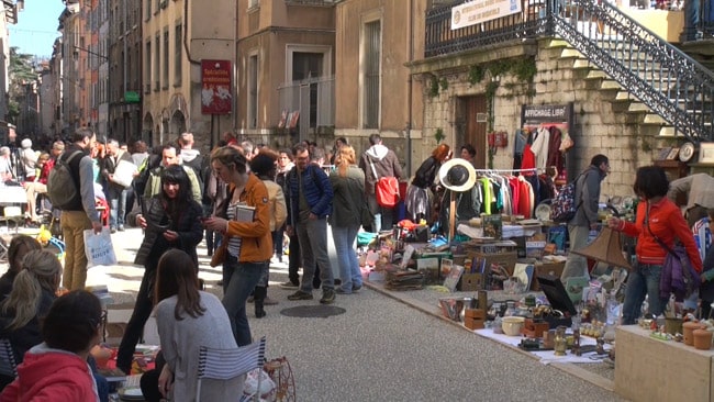 Brocante dans la rue Saint Laurent à Grenoble © Joël Kermabon - placegrenet.fr