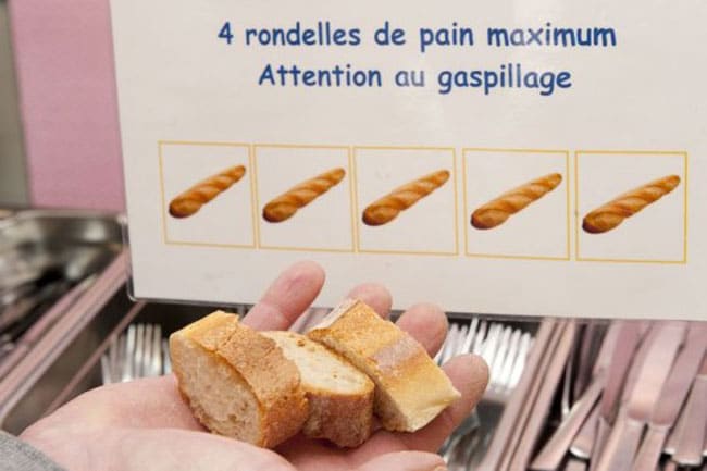 Pain attention gaspillage main cantine couverts