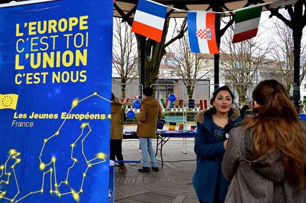 Jeunes européens Isère europe c'est toi l'union c'est nous kiosque jardin de ville Grenoble