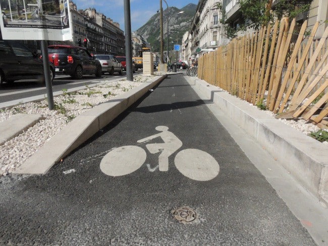 piste cyclable sur le cours Jean Jaurès à Grenoble vélo transports