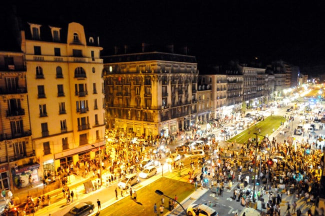 La voie du tram E sur le cours Jean Jaurès à Grenoble illuminée avec des supporters à l'occasion de la qualification de l'Algérie pour les huitièmes de finale.