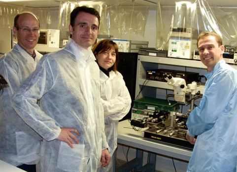 Le directeur général de Teem Photonics Denis Barbier (à droite) a accueilli pendant l'entre-deux-tours le candidat Eric Piolle pour une visite d'entreprise avec Elisa Martin. © Blascha Faust