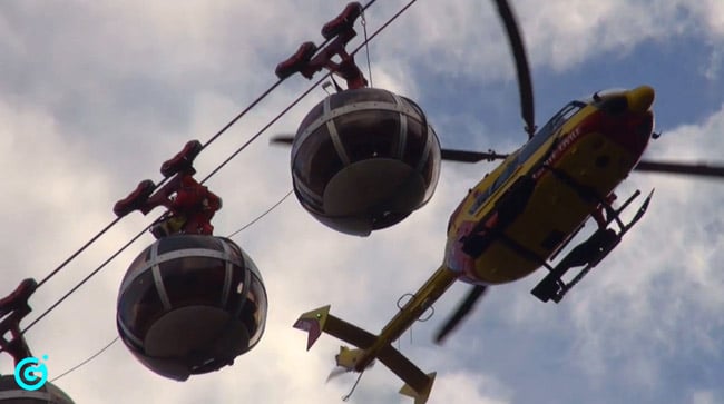  Opération de sauvetage. Trente passagers dont des enfants ont dû être hélitreuillés via un hélicoptère de la sécurité civile par les pompiers du Grimp suite au déraillement d'un câble porteur des bulles le téléphérique de la Bastille à cause du vent violent le 29 juin 2014. © Joël Kermabon - placegrenet.fr