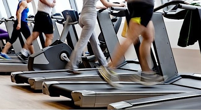 course à pied sur tapis roulant courir salle de sport