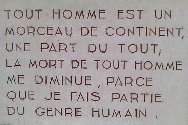 Phrase culte de John Donne, choisie par Sabine Zlatyn inscrite au pied du monument à Izieu - Bregnier-Cordon © André Weill