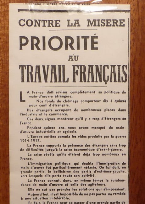 Contre la misère, priorité au travail français Les siècles passent, la xénophobie reste. © André Weill - Affiche oct. 1941. Musée de la Résistance à Pont-de-Beauvoisin.