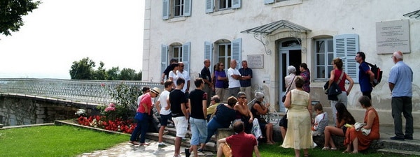 Geneviève Erramuzpé, directrice, évoque pour les marcheurs et visiteurs la mémoire des enfants d'Izieu © Maison d'Izieu - Dénissa Baudouin