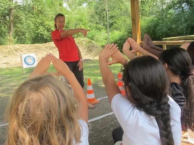 Initiation tir à l'arc pour les enfants au Bois français.