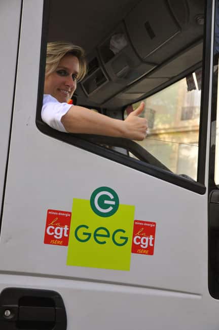 Manifestante salariée de GEG dans un camion suite à la perte annoncée du marché de l'éclairage public par la Sem Gaz et électricité de Grenoble. © Muriel Beaudoing - placegrenet.fr