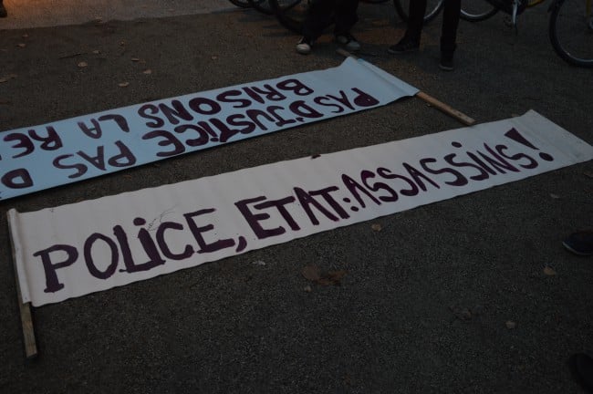 Slogans affichés lors de la manifestation contre les violences policières à Grenoble, le 8 novembre 2014. © Simon Chalemet
