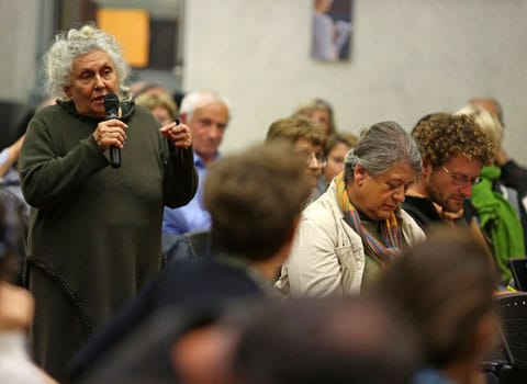 Intervention de Marie-Thérèse Lloret, membre du comité de soutien aux réfugiés politiques algériens lors du débat public Place Gre'net à Grenoble Hébergement d'urgence : quelles issues au fatalisme © Nils Louna - placegrenet.fr