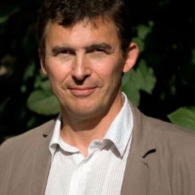 Éric Fassin, sociologue, professeur à l’Université Paris 8 Vincennes – Saint-Denis, auteur de Gauche : l’avenir d’une désillusion (Textuel, 2014) et coauteur de Roms & riverains. Une politique municipale de la race (La Fabrique, 2014).