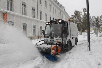 Opération de déneigement dans le centre-ville de Grenoble. © Ville de Grenoble