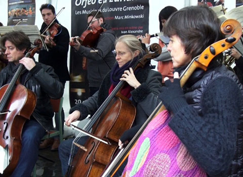 Les Musiciens du Louvre jouant au cours d'un concert gratuit, dans le centre-ville de Grenoble. © Joël Kermabon - placegrenet.fr