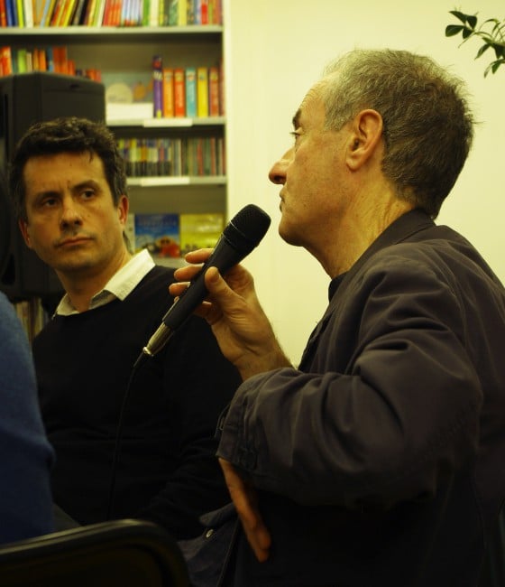 Jean Rolin, au micro, interrogé par Nicolas Trigeassou, directeur de la librairie Le Square