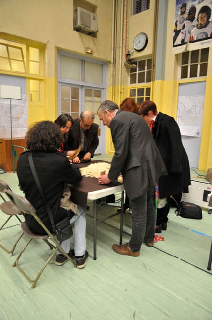 Début du dépouillement des bulletins de vote dans un bureau de vote dans Grenoble à l'occasion des élections départementales 2015 © Muriel Beaudoing - placegrenet.fr