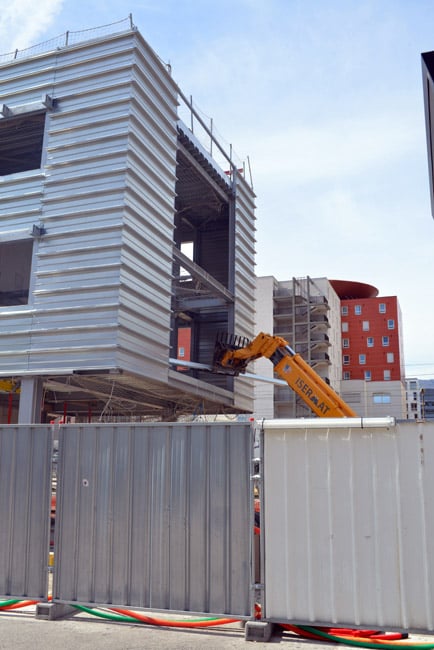 Une grue élévatrice charge des poutrelles au premier étage d'un bâtiment en construction à Grenoble. © Sidonie Hadoux