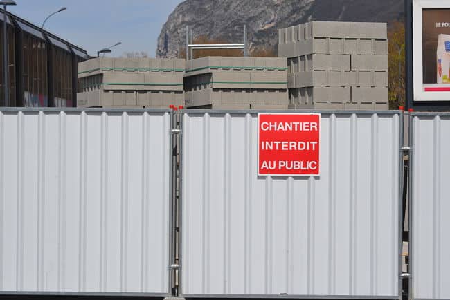 Des moellons stockés sur un chantier devant la gare de Grenoble. © Sidonie Hadoux