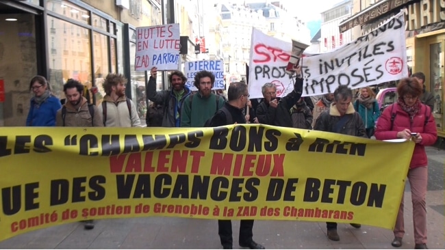 Militants anti Center Parcs lors d'une manifestation devant le conseil départemental de l'Isère. © Joël Kermabon