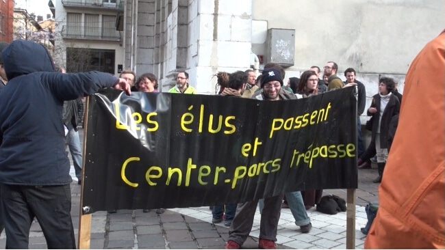 Militants anti Center Parcs lors d'une manifestation devant le conseil départemental de l'Isère. © Joël Kermabon