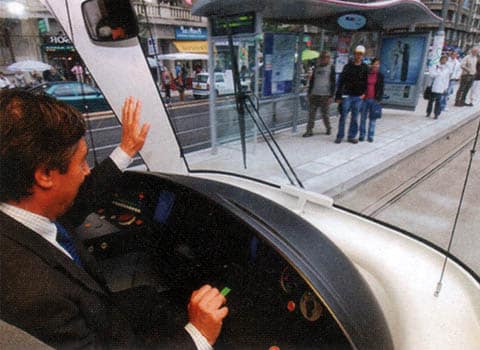 Michel Destot aux commandes du tram, Ligne C, sur les grands boulevards à Grenoble. DR