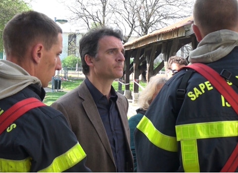 Eric Piolle avec les pompiers devant le théâtre Prémol incendié dans le quartier village olympique de Grenoble. © Joël Kermabon - placegrenet.fr