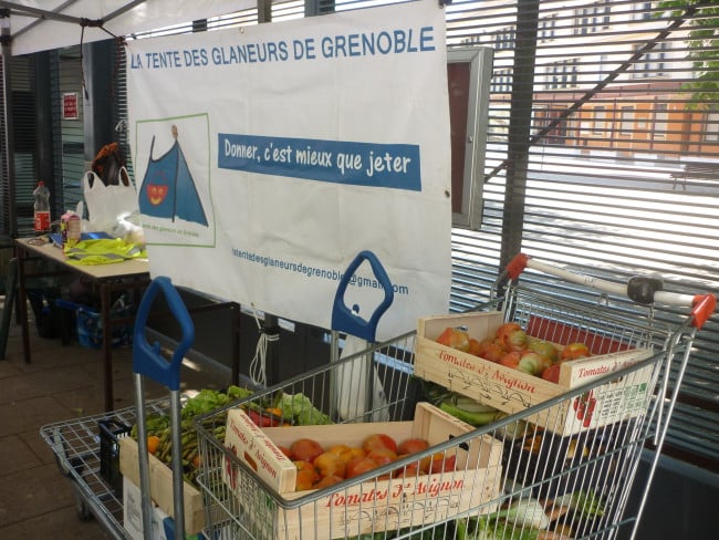 Affiche de La tente des glaneurs devant le collège Fantin-Latour de Grenoble. Objectif : organiser le glanage.