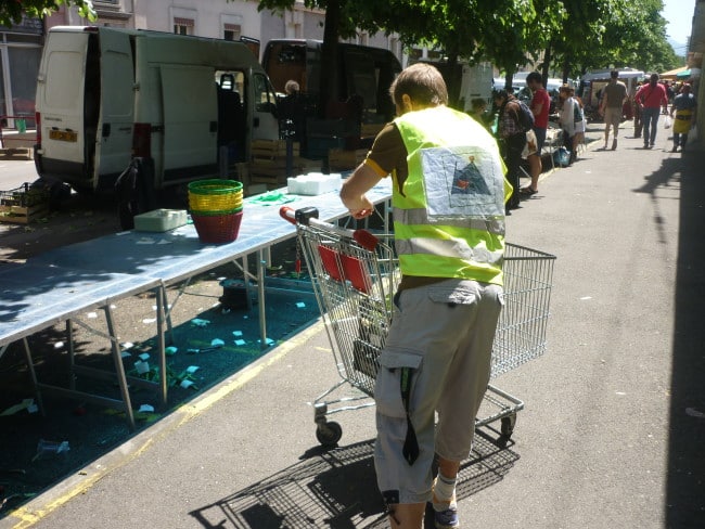 Jérôme, bénévole de La tente des glaneurs, récupère des légumes auprès des producteurs. Glanage