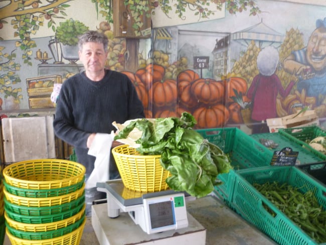 Olivier, producteur sur le marché de l'Estacade, donne régulièrement à La tente des glaneurs. Glanage.